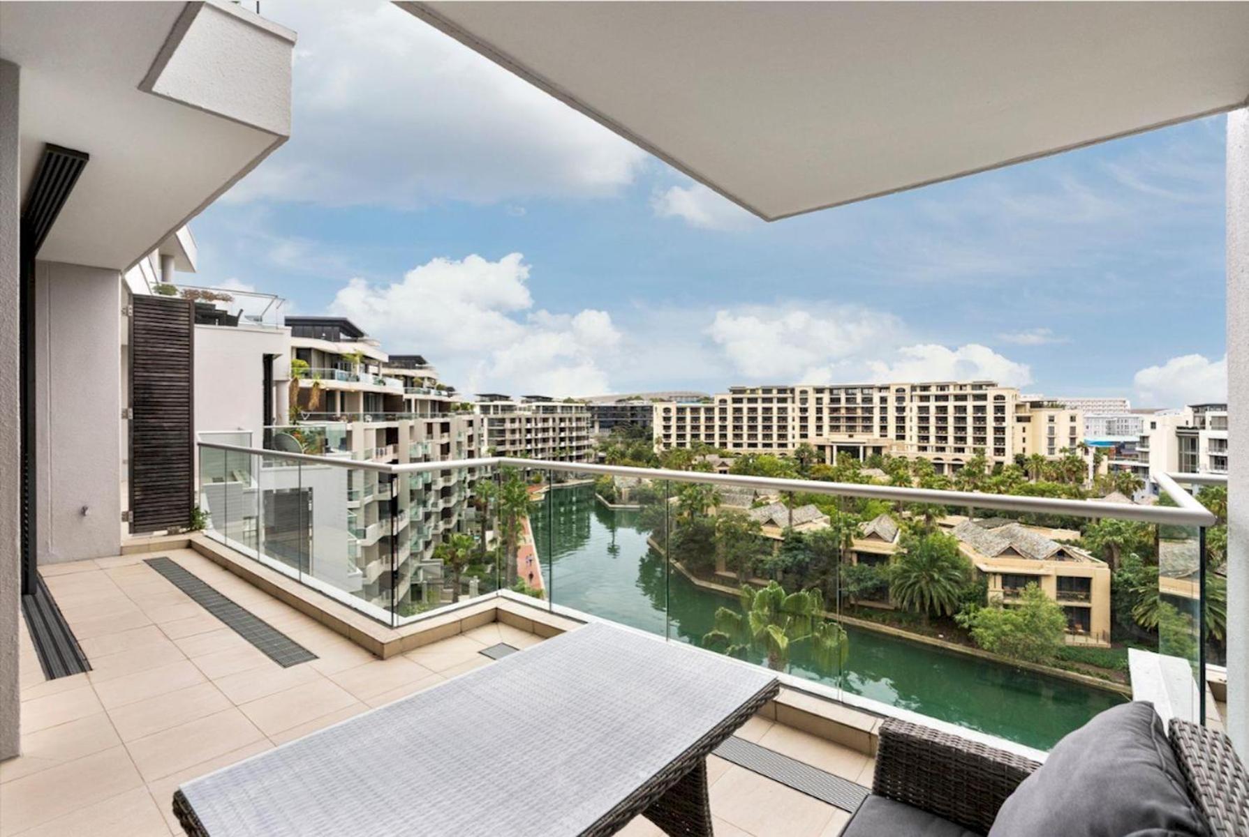 Precinct Corner Two Bedroom Waterfront - 511 * Cape Town